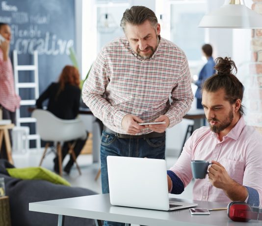 A papírhalmozótól a telefonnyomkodóig: generációs különbségek a munkahelyen