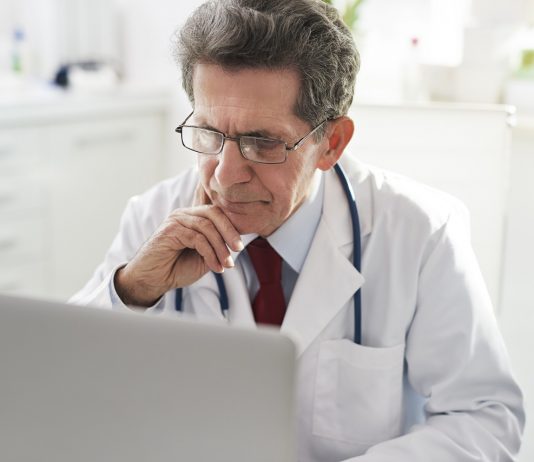 A MOK kéri Ádert, ne írja alá az egészségügyi szolgálati jogviszonyról szóló törvényt