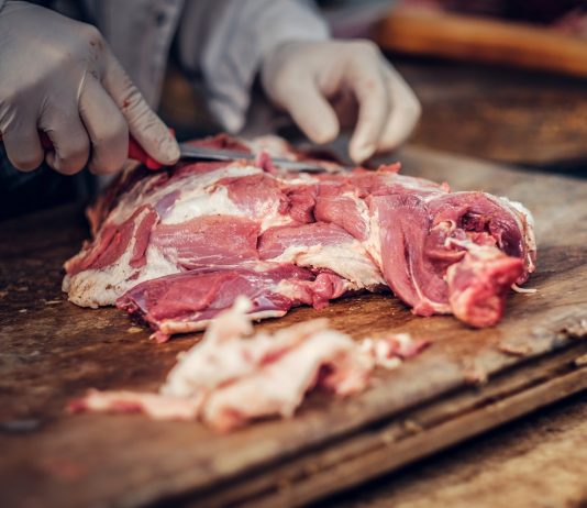 Hatmilliárdos adócsalás egy vágóhídon – vádat emeltek száztíz ember ellen