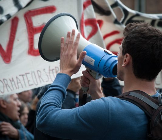 Utcai csatatér lett Firenzében és Bolognában az éjszaka