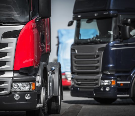 Átmenetileg enyhíti a külföldi kamionsofőrök vízumszabályait a brit kormány