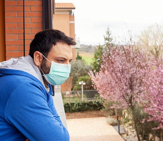 Olaszországban otthon is kell a maszk, ha vendég jön