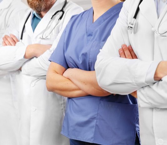 Az orvosok többlépcsős béremeléséről döntött a parlament