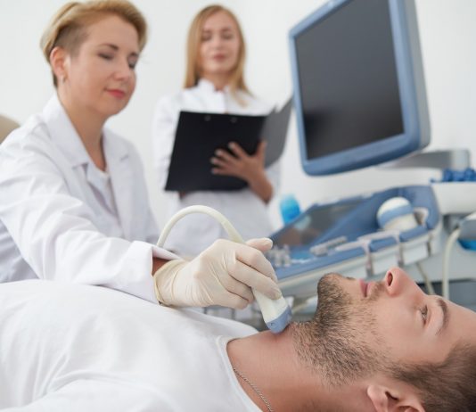 Kivezetik a hálapénzt és megemelik a béreket az egészségügyben