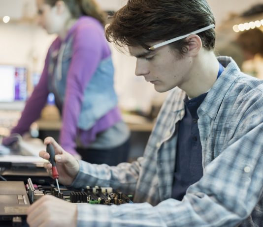 Szakképzés: megjelent az alapszakmákat ismertető új tájékoztató füzet