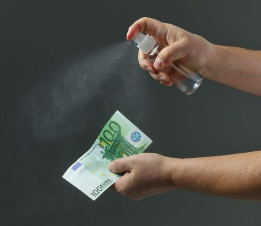 Akár 28 napig is fertőző maradhat az új koronavírus a bankjegyeken és a mobilok kijelzőin