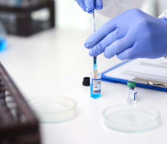 Megmagyarázhatatlan tünetek egy alanynál – leállították az egyik koronavírus-vakcina tesztelését