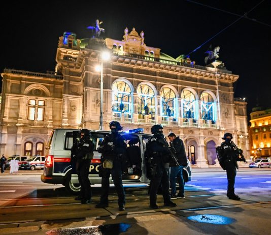 Négy civil vesztette életét a bécsi terrortámadásban