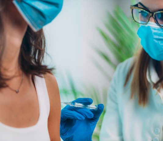 Egyesült Királyság: COVID oltási igazolással lehetne csak dolgozni?