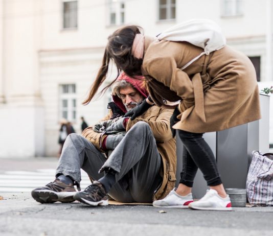 Százezer forint jutalmat kapnak a fővárosi idősotthonok és hajléktalanszállók dolgozói