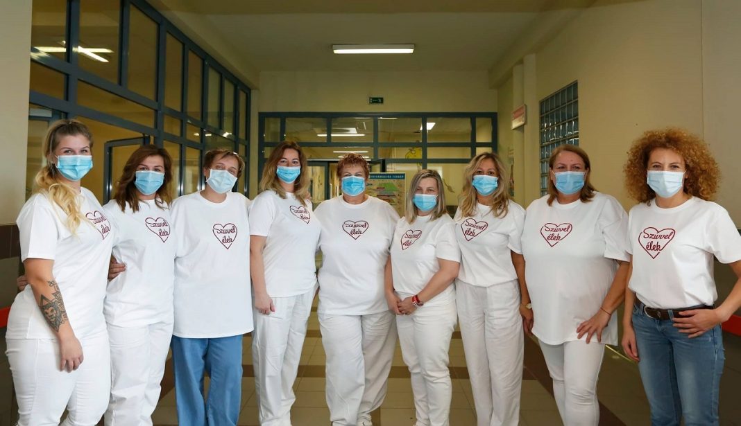 Hálából készített munkaruhát a divattervező az Országos Kardiológiai Intézetnek