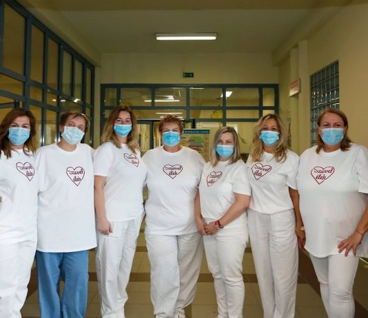 Hálából készített munkaruhát a divattervező az Országos Kardiológiai Intézetnek