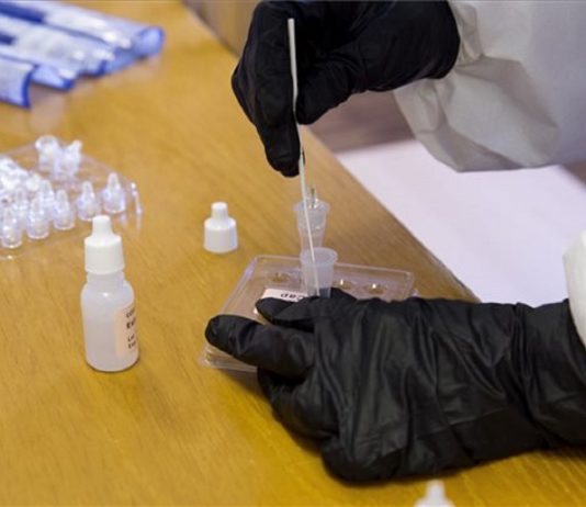 Nem kapnak megfelelő védőfelszerelést a tesztelésbe bevont orvostanhallgatók