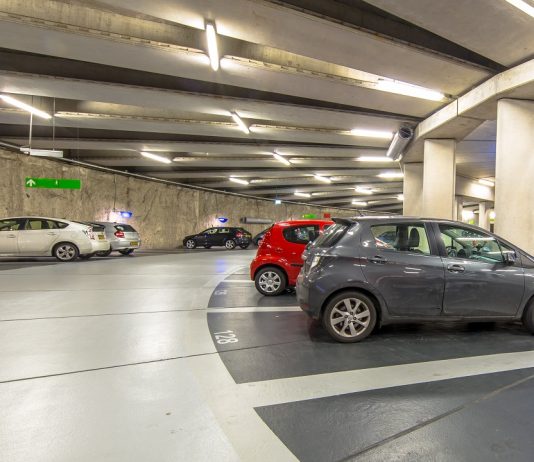 Hétfőtől ingyenesen használhatók a parkolóházak éjjel