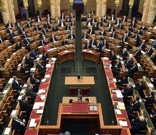 Megszavazta a parlament a jövő évi adótörvényeket