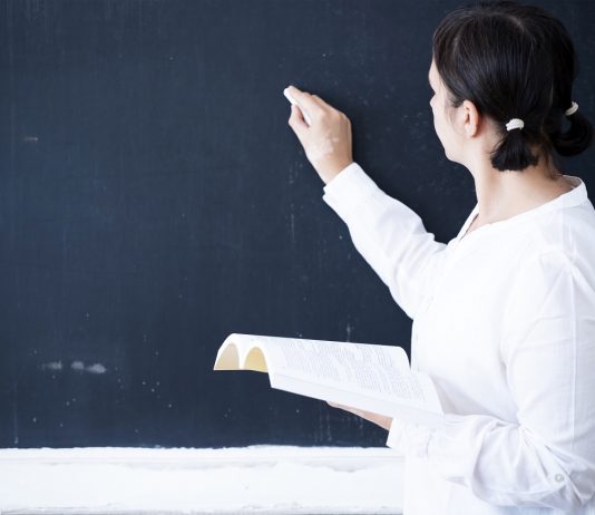 Szolgálati lakással kezelnék a pedagógushiányt