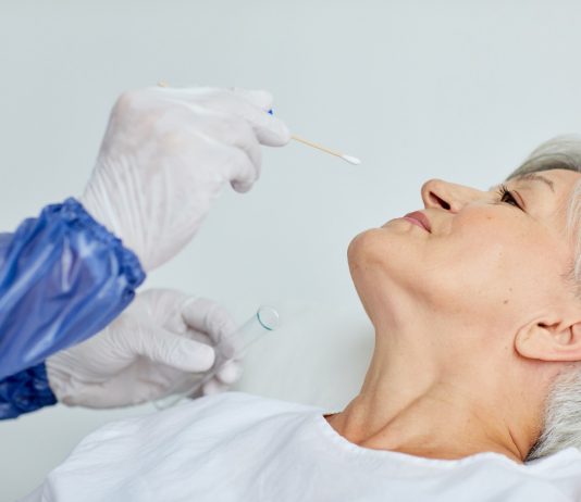 Az idősebbeket, illetve az alapbetegséggel küzdőket vizsgálják először! – A szakszervezetek további intézkedéseket sürgetnek