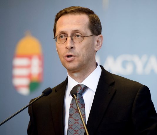 Kétszámjegyű gazdasági növekedést vár a következő negyedévtől a pénzügyminiszter