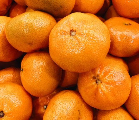 Kórházak munkatársai kaptak gyümölcsadományt