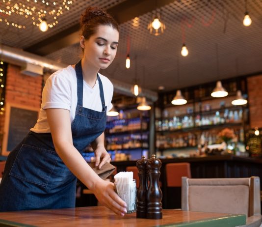 Többen és tovább igényelhetik az ágazati bértámogatást – az újak mától pályázhatnak