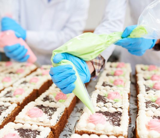 Nyolc napon belül elbírálják a bértámogatási kérelmeket – pályázásra biztat a kormány