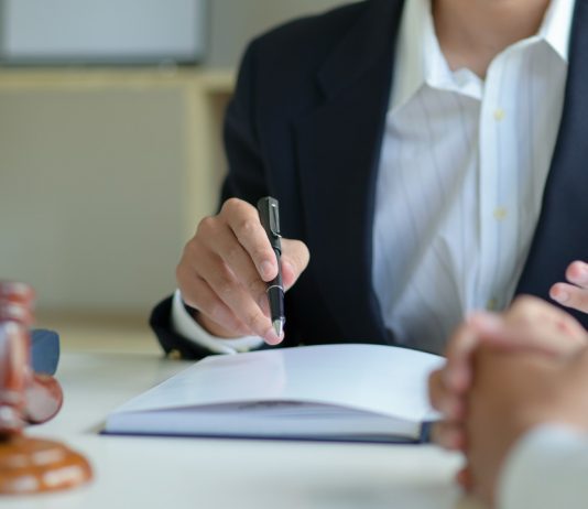 Az elháríthatatlan külső ok megítélése az állásidőre járó bérezés kérdésében