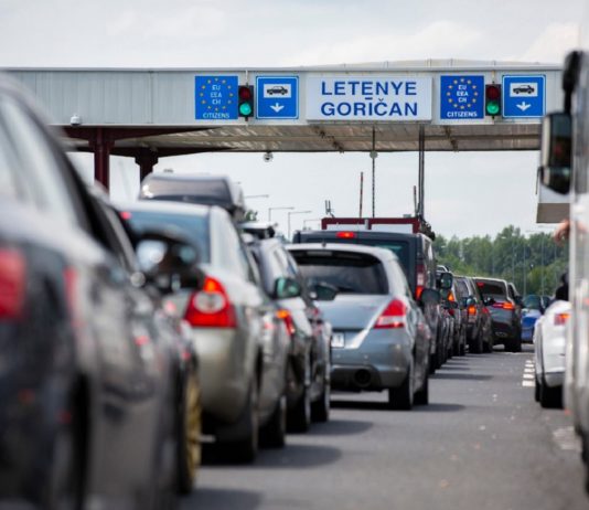 Torlódás a határokon a hazatérő vendégmunkások miatt