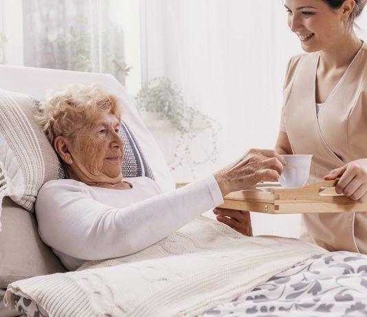 LMP: ismerjék el munkaként az otthongondozást!