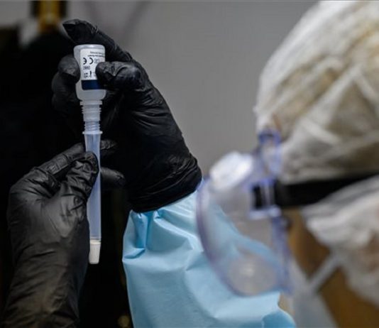 Nem szigorítottak – a karácsonyi szabályokról jövő héten dönt a kormány