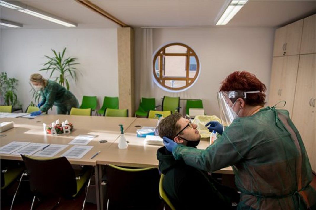 Januárban is folytatódnak a tesztelések az állami alkalmazottak körében