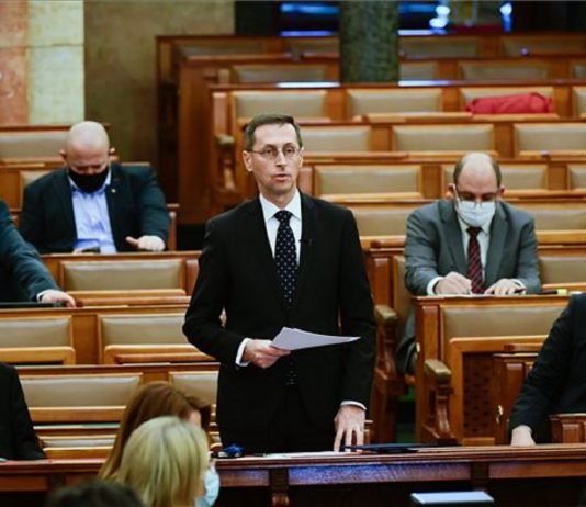 Adóemelési stopot rendel el a kormány az önkormányzatoknál