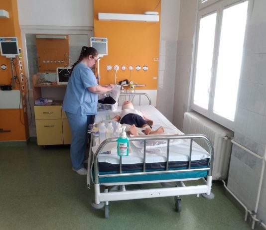 Közel 300 millió forintból képezték tovább az egészségügyi szakembereket Pécsett