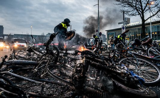 Hollandiában zavargások törtek ki a kijárási tilalom bevezetése miatt