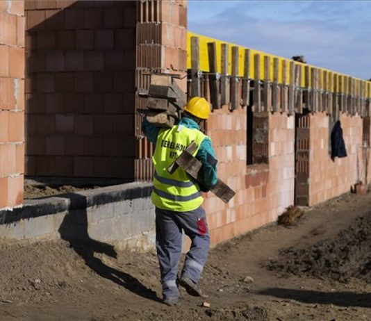 Jó üzlet a munkásszállás építés – annyian igényelték a támogatást, hogy felfüggesztik a pályázatot