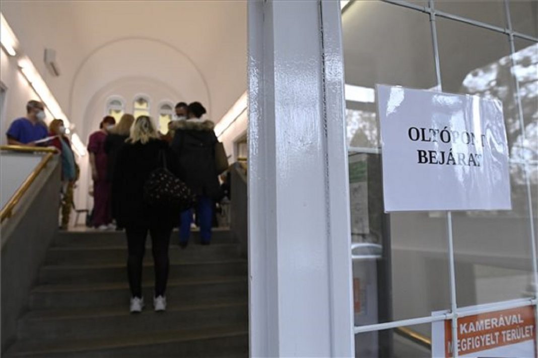 Már valamennyi egészségügyben dolgozónak, gyógyszerésznek elérhető a védőoltás