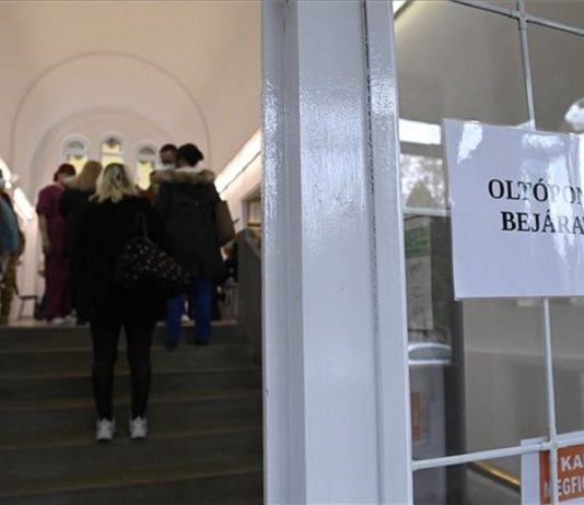 Már valamennyi egészségügyben dolgozónak, gyógyszerésznek elérhető a védőoltás