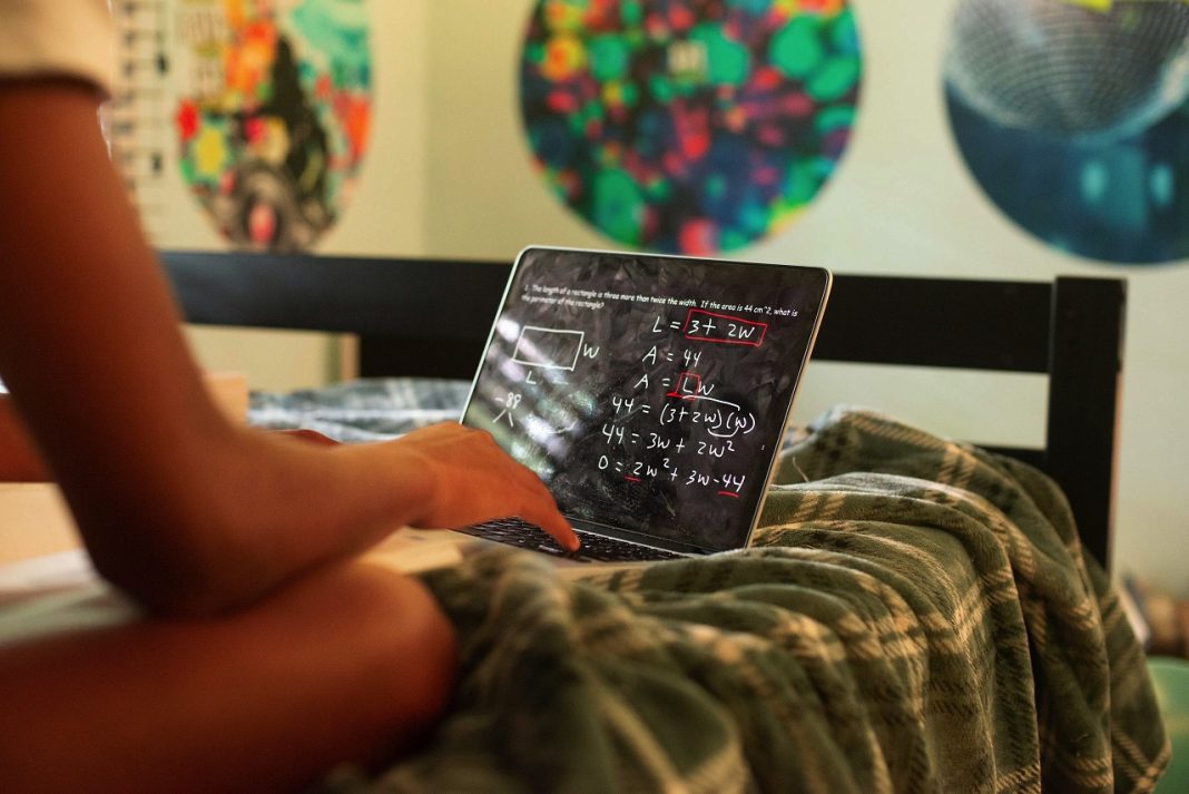 Nemzeti Ifjúsági Tanács: a végzős osztályokban a digitális oktatást váltsa fel a jelenléti oktatás!