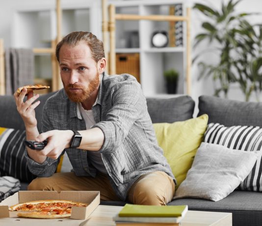 500 dolláros fizetés sorozatnézésért és pizzaevésért