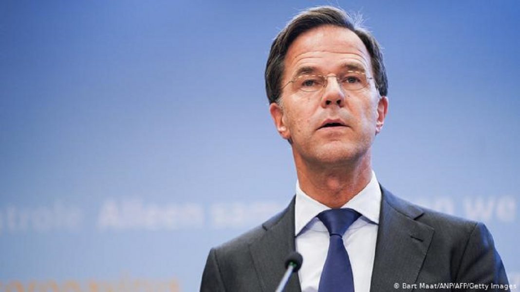 Lemondott a holland kormány a családtámogatási botrány miatt