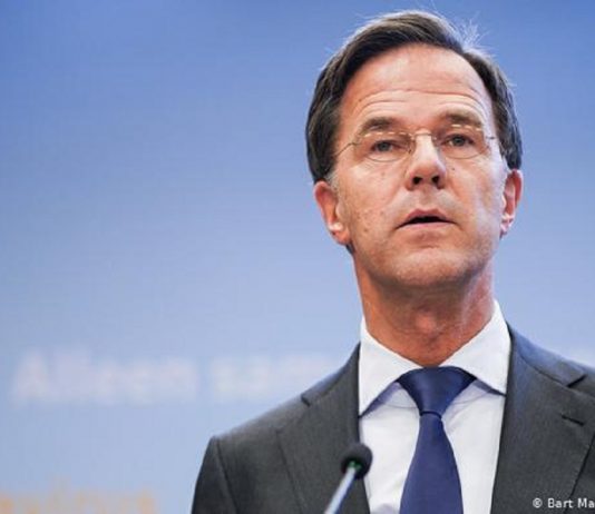 Lemondott a holland kormány a családtámogatási botrány miatt