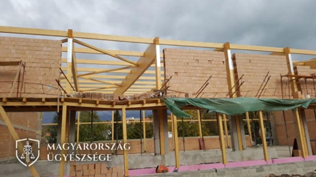 Vádat emeltek a tihanyi sportcsarnok építkezésén dolgozó munkás halála ügyében