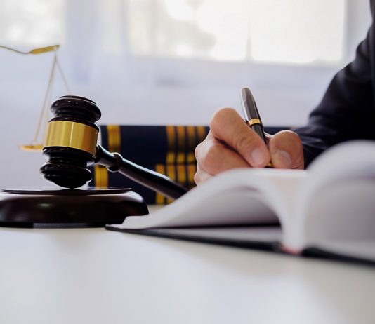 Nyomkövetőt kell viselnie az adócsalással vádolt húsipari vállalkozónak és fiának – a foglalkoztatással manipuláltak