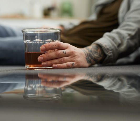 Az építőiparban a férfiak, vezetői pozíciókban a nők isznak többet – felmérés az alkoholfogyasztási szokásokról Woman relaxing with alcohol
