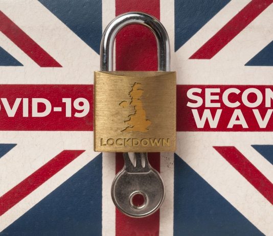 Két tesztet kell elvégezniük mától az Angliába érkezőknek Covid-19 UK lockdown concept: a lock over a union jack flag with