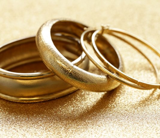 Az arany csillogása soha nem halványul, most sokan túladnak rajta a fennmaradásért… gold jewelry bracelets on gold background