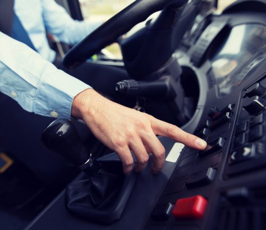Nem tartják be a pihenőidőt és gond van a rakománybiztonsággal is – teherautó- és buszsofőröket ellenőriztek close up of driver driving passenger bus
