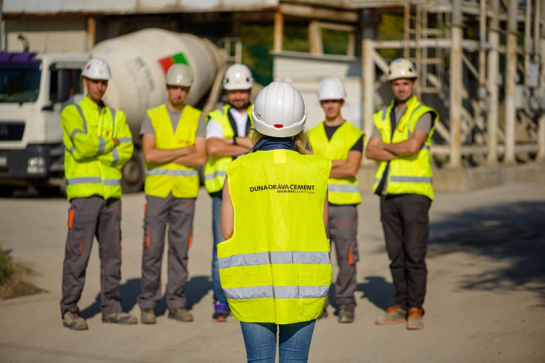 Az általános iskolától a nyugdíjig: speciális programokkal ösztönzi a munkavállalást a DDC DDC