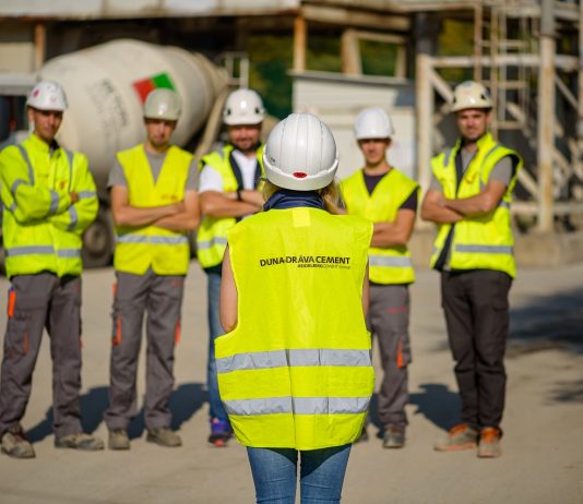 Az általános iskolától a nyugdíjig: speciális programokkal ösztönzi a munkavállalást a DDC DDC