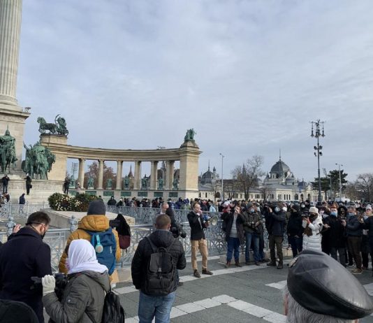 Üzletnyitásért tüntettek Budapesten is