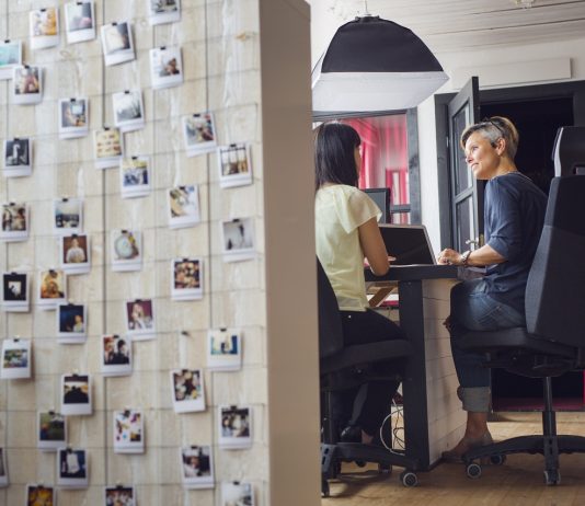Kettős teher? A nők munkaerőpiaci pozíciói Magyarországon Women working in office